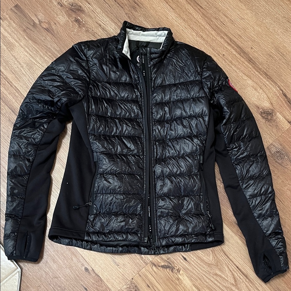 Women’s Canada Goose Hybridge Lite down puffer jacket, size M